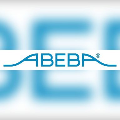 Logo von ABEBA in blauer Schrift auf hellem Hintergrund.